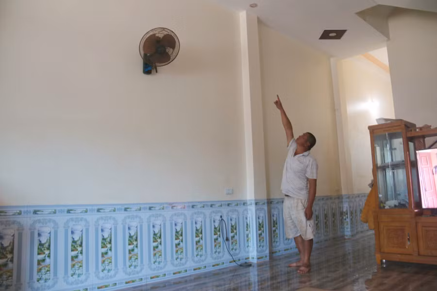 Anh Quàng Văn Xuân, bản Sàng, xã Hua La chỉ những vết nứt trên tường.