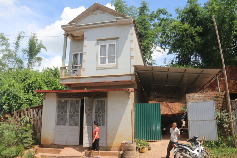 Ngôi nhà 2 tầng của gia đình ông Lò Văn Biển bị nứt nẻ 3 phòng ngủ.