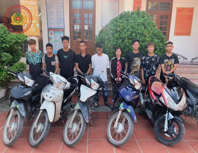 Nhóm nam nữ mang hung khí đi gây rối bị Công an huyện Ứng Hòa củng cố hồ sơ xử lý theo quy định. Nhóm nam nữ mang hung khí đi gây rối bị Công an huyện Ứng Hòa củng cố hồ sơ xử lý theo quy định.
