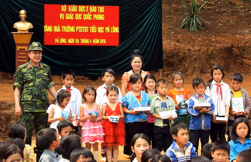 Bộ GD&ĐT tặng quà cho học sinh vùng khó khăn tỉnh Sơn La