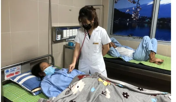 Hai bệnh nhân đang điều trị tại Khoa Truyền nhiễm, Bệnh viện đa khoa tỉnh Thái Bình (Ảnh Thanh Niên) Hai bệnh nhân đang điều trị tại Khoa Truyền nhiễm, Bệnh viện đa khoa tỉnh Thái Bình (Ảnh Thanh Niên)