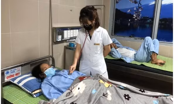 Hai bệnh nhân đang điều trị tại Khoa Truyền nhiễm, Bệnh viện đa khoa tỉnh Thái Bình (Ảnh Thanh Niên)