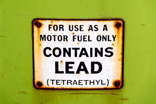 IQ giảm do chì trong khói xe