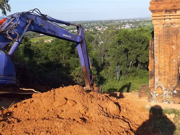 Dùng xe cơ giới trong khi trùng tu tại dự án di tích tháp Bánh Ít.