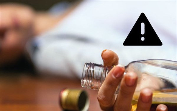 Độc tố từ methanol dẫn đến ngộ độc chết người.