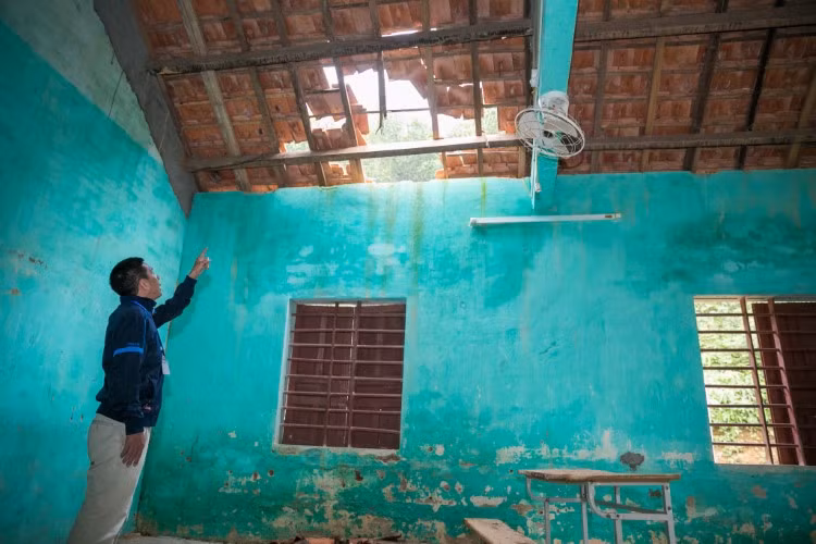 Sau khi bị đổ sập mái, dãy 7 phòng học bị đình chỉ, không sử dụng.