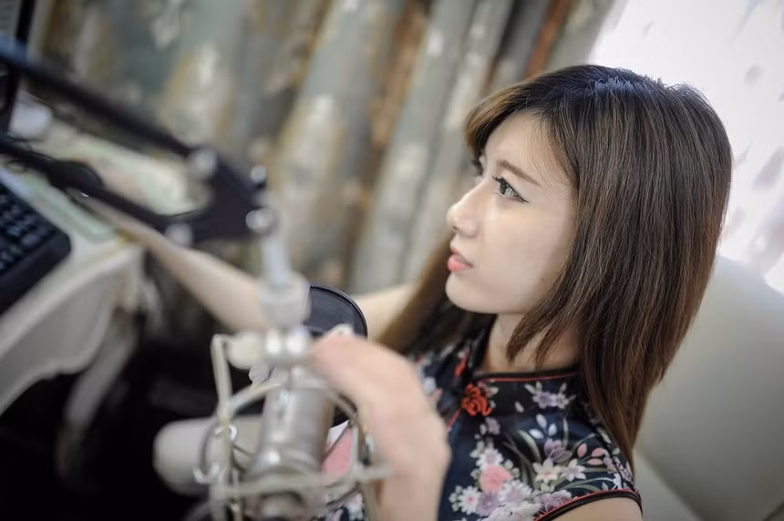 Không ít người mẫu trẻ chuyển sang livestream cho các thương hiệu nội địa để kiếm sống và duy trì độ nổi tiếng với công chúng trong nước. Ảnh: CGTN.