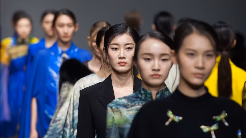 Người mẫu Trung Quốc phải tận dụng mọi cơ hội ra nước ngoài để phát triển sự nghiệp. Ảnh: Jing Daily.