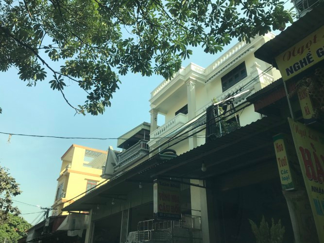 Nhiều ngôi nhà cao tầng xây dựng trên mương thoát nước.