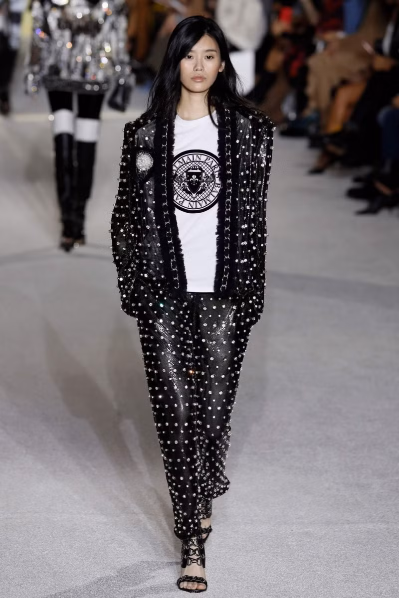 Người mẫu Trung Quốc phải bán hàng online khi mất show vì Covid-19 ảnh 1