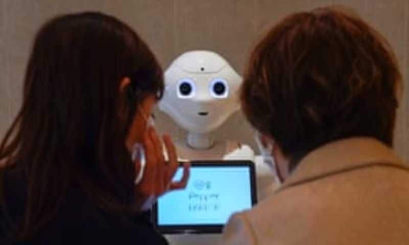 Pepper, robot phục vụ đang trò chuyện với khách hàng.