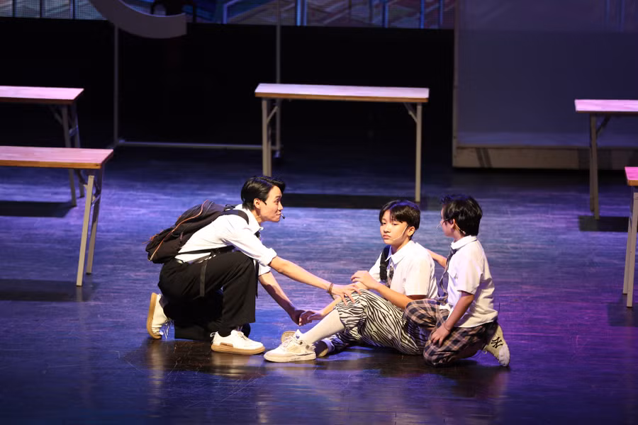 Vở nhạc kịch 'Viên đá ngũ sắc' lấy cảm hứng từ nguyên mẫu 'chú lính chì' Thiện Nhân và gia đình chị Mai Anh. Ảnh: NHTT