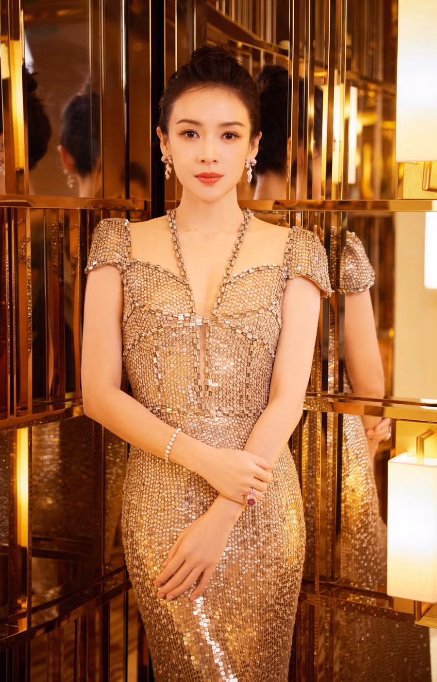 Người đẹp gặp nhiều thị phi trong chuyện tình cảm.