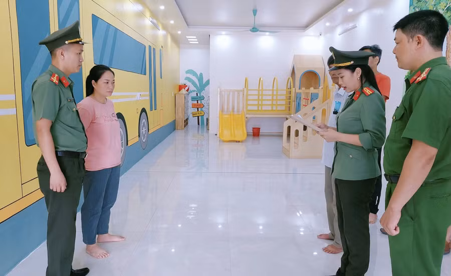 Công an thi hành lệnh bắt Lê Thị Hồng Vân (thứ 2 bên trái) là người lập, đứng tên pháp nhân của Công ty TNHH giáo dục quốc tế Apple. Ảnh: CACC