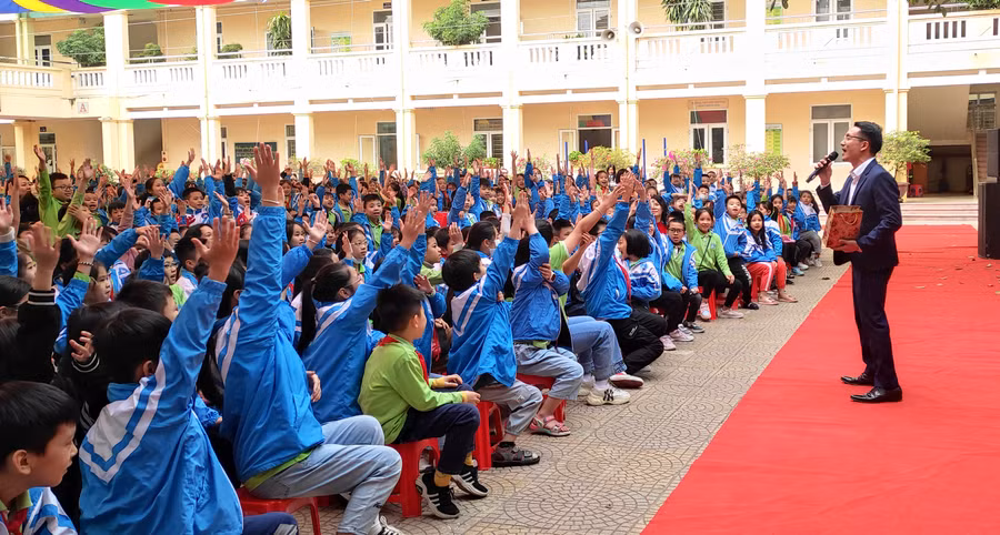 Giờ hoạt động trải nghiệm ở sân Trường Tiểu học Nguyễn Văn Trỗi, TP Thanh Hóa được học sinh hào hứng đón nhận.