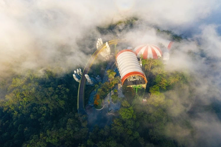 Khu du lịch Sun World Ba Na Hills nhìn từ trên cao.