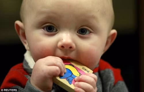 Video: Sốc với cảnh trẻ sơ sinh co giật khi lên cơn nghiện ma túy - Ảnh 3 Video: Sốc với cảnh trẻ sơ sinh co giật khi lên cơn nghiện ma túy - Ảnh 3