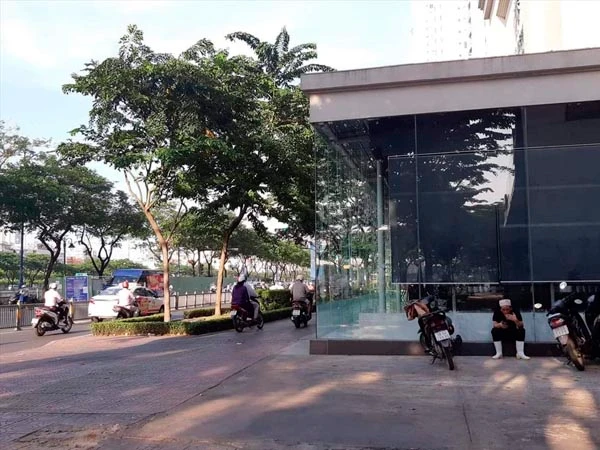 Góc chụp phần nhà bằng khung kính cường lực mà Riverside Palace xây lấn ra hành lang của người đi bộ bị UBND Quận 4 xác định xây sai phép