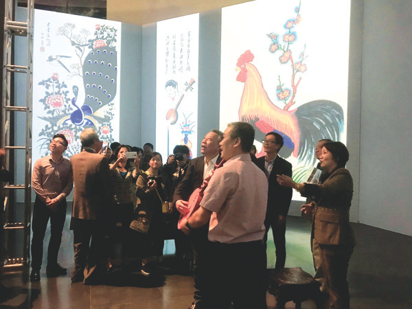 Công chúng có những trải nghiệm mới từ triển lãm đa phương tiện Tranh dân gian Hàng Trống. Ảnh: Thủy Đặng