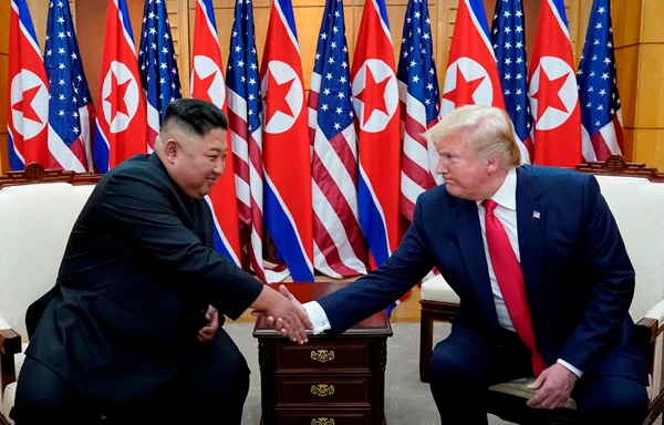 Tổng thống Mỹ Donald Trump bắt tay nhà lãnh đạo Triều Tiên Kim Jong-un trong cuộc gặp tại khu phi quân sự ngăn cách hai miền Triều Tiên hồi tháng 6