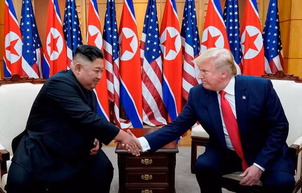 Tổng thống Mỹ Donald Trump bắt tay nhà lãnh đạo Triều Tiên Kim Jong-un trong cuộc gặp tại khu phi quân sự ngăn cách hai miền Triều Tiên hồi tháng 6