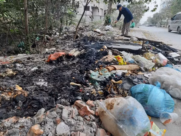 Hình ảnh rác, mương thối “bao vây” 4 trường học phường Thanh Xuân Nam