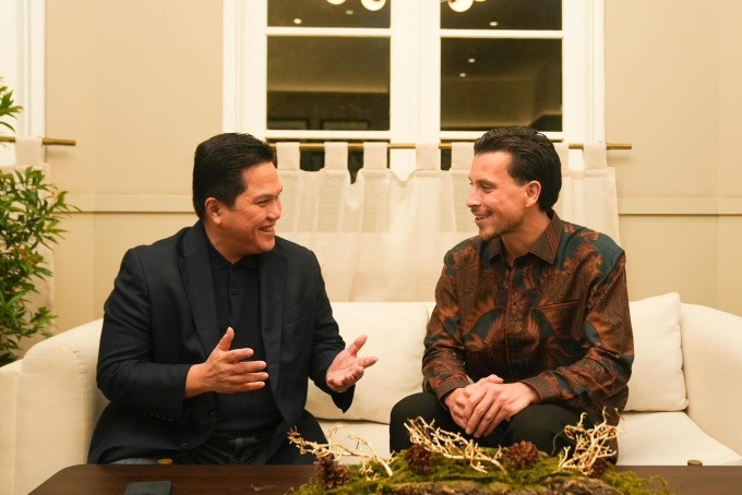 Chủ tịch PSSI Erick Thohir (trái) gặp gỡ tiền vệ Thom Haye đang khoác áo SC Heerenveen của Hà Lan. Chủ tịch PSSI Erick Thohir (trái) gặp gỡ tiền vệ Thom Haye đang khoác áo SC Heerenveen của Hà Lan.