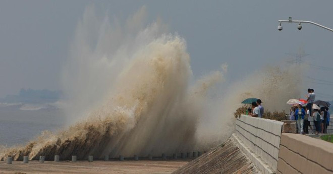 Sóng khổng lồ đập vào đê chắn ở TQ, du khách bỏ chạy 