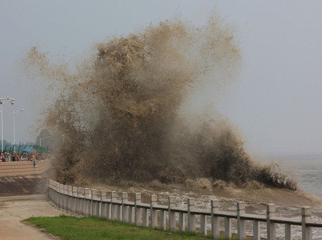 Sóng khổng lồ đập vào đê chắn ở TQ, du khách bỏ chạy 