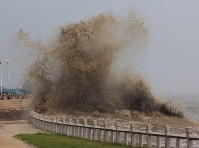 Sóng khổng lồ đập vào đê chắn ở TQ, du khách bỏ chạy 
