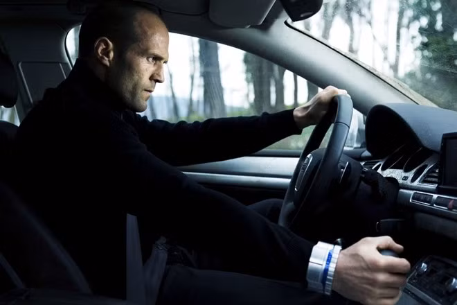 Frank Martin trong loạt The Transporter: Đây là vai diễn tạo nên tên tuổi cho ngôi sao hành động Jason Statham. Frank Martin sở hữu tài lái xe thần sầu, sẵn sàng đảm nhận vận chuyển bất cứ thứ gì tới bất cứ đâu, miễn là được trả công xứng đáng. Nhưng từ tập phim mới The Transporter: Refueled sắp sửa ra mắt, nhân vật sẽ do Ed Skrein - ngôi sao của series Game of Thrones, thể hiện. 10 người hùng cô độc nổi tiếng trên màn ảnh