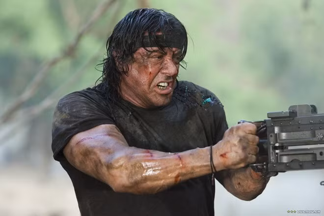 John Rambo trong loạt phim Rambo:Nhân vật là một cựu chiến binh, lang bạt khắp nước Mỹ khi cố gắng hòa nhập với cuộc sống hòa bình nơi quê hương. Song, tinh thần chiến đấu cứ âm ỉ bên trong Rambo và đẩy anh vào những rắc rối với chính quyền sở tại. Sau tập phim đầu tiên, John Rambo trở lại nhiều chiến trường khắc nghiệt và lập thêm hàng loạt chiến công hiển hách mới. 10 người hùng cô độc nổi tiếng trên màn ảnh