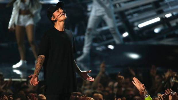 Justin Bieber bất ngờ bật khóc trên sân khấu lễ trao giải VMA 2015 ảnh 1 Justin Bieber bất ngờ bật khóc trên sân khấu lễ trao giải VMA 2015 ảnh 1