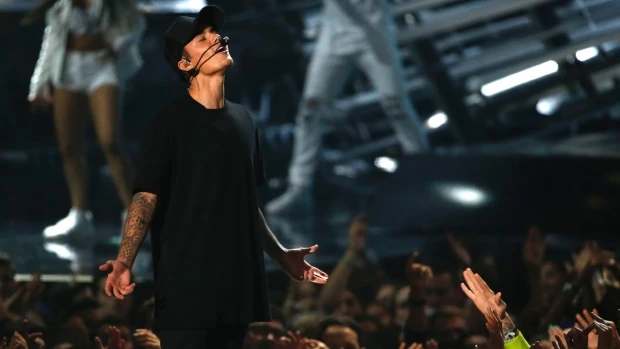 Justin Bieber bất ngờ bật khóc trên sân khấu lễ trao giải VMA 2015