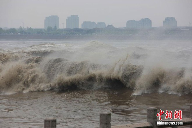 Sóng khổng lồ đập vào đê chắn ở TQ, du khách bỏ chạy 