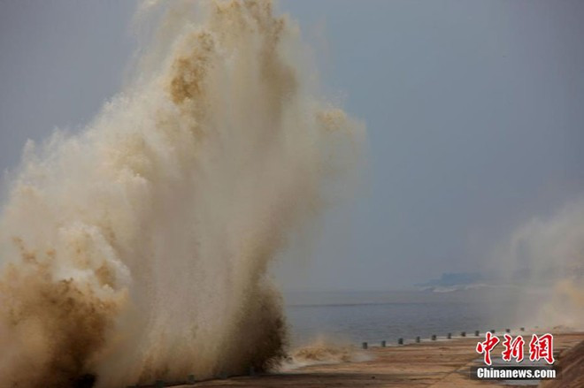 Sóng khổng lồ đập vào đê chắn ở TQ, du khách bỏ chạy 