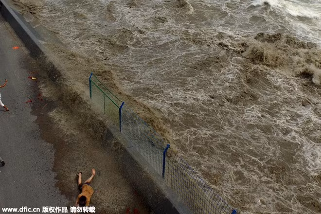Sóng khổng lồ đập vào đê chắn ở TQ, du khách bỏ chạy 