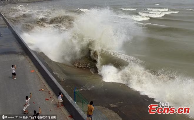 Sóng khổng lồ đập vào đê chắn ở TQ, du khách bỏ chạy 