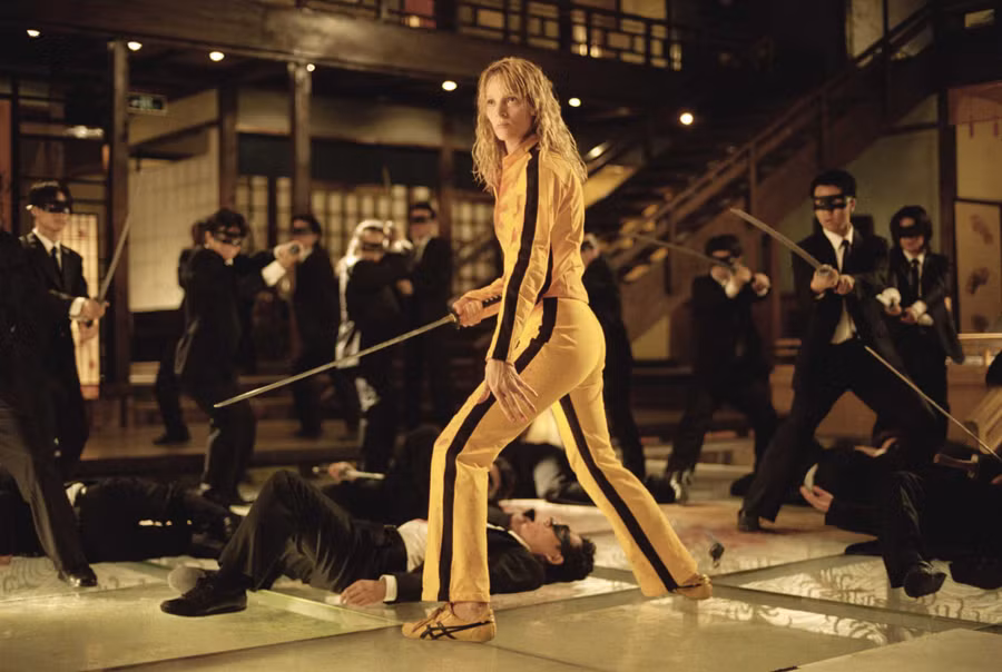Cô dâu trong Kill Bill:“Cô dâu” là biệt danh mà đạo diễn Quentin Tarantino đặt cho nhân vật chính Beatrix Kiddo, một thành viên ưu tú của tổ chức sát thủ do gã Bill cầm đầu. Cô quyết định gác kiếm và kết hôn khi biết mình có thai. Nhưng Bill cùng đồn bọn ập tới và “tặng” cho Beatrix một viên đạn giữa trán. Song, Cô dâu may mắn thoát chết và đơn thân quay lại trả thù những kẻ khiến mình dở sống, dở chết. 10 người hùng cô độc nổi tiếng trên màn ảnh