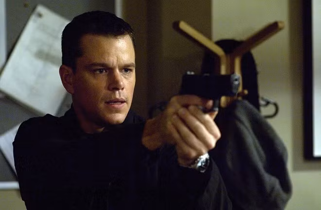 Jason Bourne trong loạt phim Bourne:Tỉnh lại trên con tàu đánh cá, chàng trai trẻ không nhớ nổi mình là ai, nhưng lại có khả năng thông thạo nhiều ngoại ngữ, cũng như sở hữu kỹ năng chiến đấu điêu luyện. Qua mỗi tập phim, Jason Bourne dần dần nhận ra mình là “cỗ máy giết người” không gớm tay của CIA và chính tổ chức này đang truy nã anh để bịt đầu mối. Đây thường được đánh giá là phiên bản “đời thực và bụi bặm” của chàng điệp viên hào hoa 007. 10 người hùng cô độc nổi tiếng trên màn ảnh