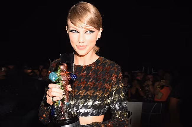 Taylor Swift tiếp tục được vinh danh tại giải thưởng âm nhạc lớn. Taylor Swift tiếp tục được vinh danh tại giải thưởng âm nhạc lớn.