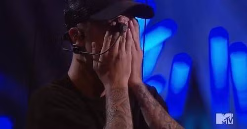 Anh khiến khán giả bất ngờ khi bật khóc ngay trên sân khấu vì xúc động. Anh khiến khán giả bất ngờ khi bật khóc ngay trên sân khấu vì xúc động.