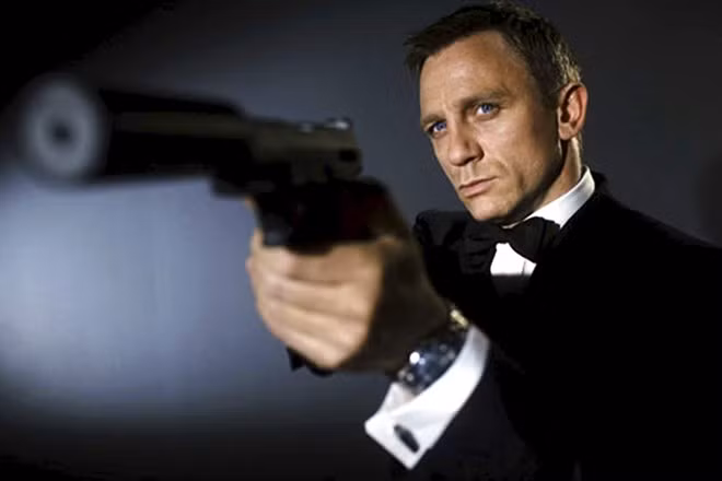 James Bond trong loạt 007:Hơn nửa thế kỷ kể từ ngày đầu bước chân lên màn bạc, James Bond/007 là hình tượng điệp viên hoàn hảo trong mắt nhiều người hâm mộ. Hành động vì chính nghĩa, anh luôn đơn độc thực hiện các nhiệm vụ khó khăn và rất hiếm khi cần đến sự trợ giúp của ai khác ngoài thực địa. Bên cạnh đó, James Bond thường xuyên thân mật với các người đẹp, nhưng anh cũng không để ai có cơ hội gần gũi mình quá lâu. 10 người hùng cô độc nổi tiếng trên màn ảnh
