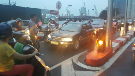 Xe máy, ô tô rồng rắn đi ngược chiều giữa đường phố Hà Nội - Ảnh 3 Xe may, o to rong ran di nguoc chieu giua duong pho Ha Noi - Anh 3