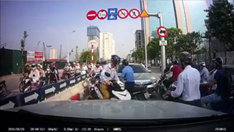 Xe máy, ô tô rồng rắn đi ngược chiều giữa đường phố Hà Nội - Ảnh 2 Xe may, o to rong ran di nguoc chieu giua duong pho Ha Noi - Anh 2