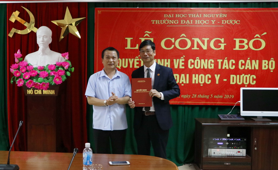 GS.TS Phạm Hồng Quang trao quyết định bổ nhiệm nhân sự cho PGS.TS Trần Viết Khanh (bên phải) GS.TS Phạm Hồng Quang trao quyết định bổ nhiệm nhân sự cho PGS.TS Trần Viết Khanh (bên phải)