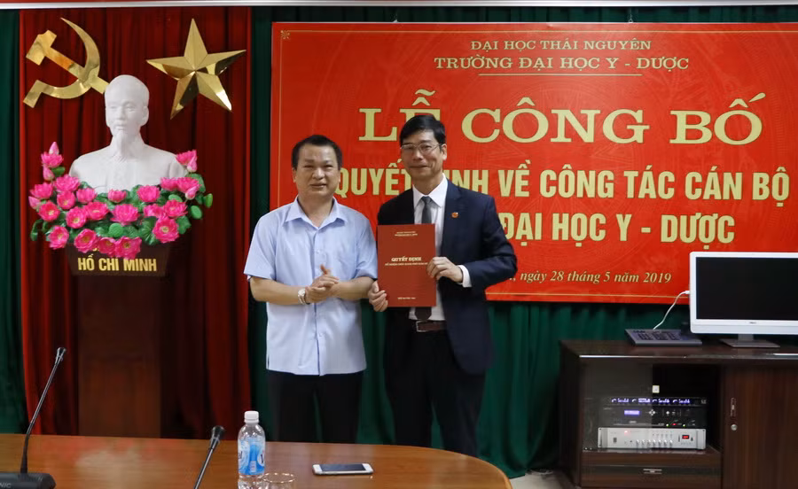 GS.TS Phạm Hồng Quang trao quyết định bổ nhiệm nhân sự cho PGS.TS Trần Viết Khanh (bên phải)