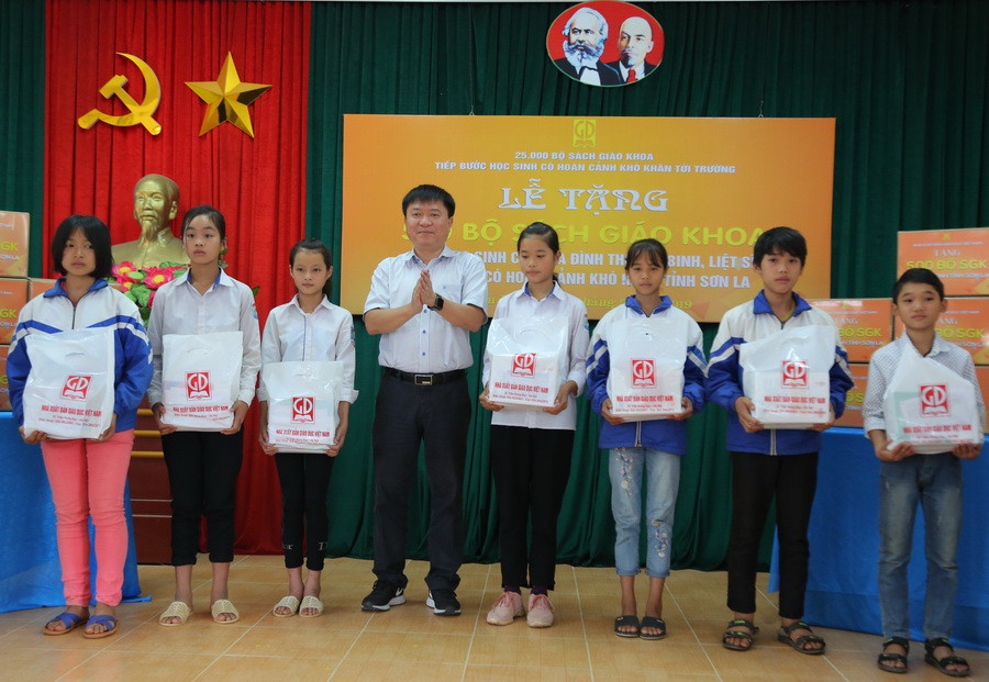 Ông Lê Hoàng Hải - Phó Tổng Giám đốc NXB Giáo dục Việt Nam trao tặng SGK cho học sinh THCS. Ông Lê Hoàng Hải - Phó Tổng Giám đốc NXB Giáo dục Việt Nam trao tặng SGK cho học sinh THCS.