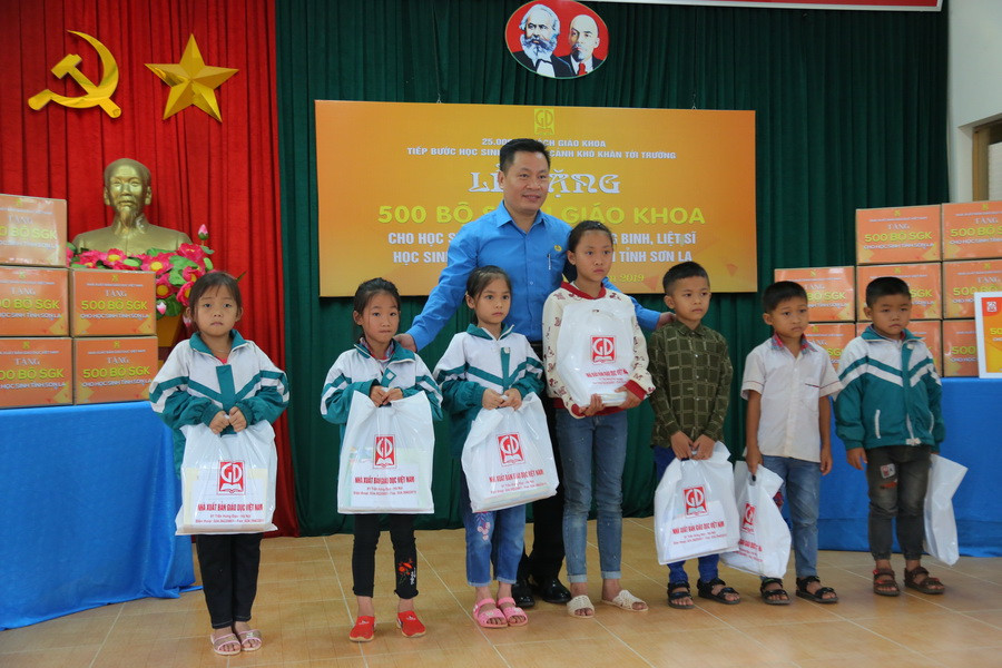 Ông Nguyễn Quốc Hồng - Chủ tịch Công đoàn NXB Giáo dục Việt Nam trao tặng SGK cho học sinh Tiểu học Ông Nguyễn Quốc Hồng - Chủ tịch Công đoàn NXB Giáo dục Việt Nam trao tặng SGK cho học sinh Tiểu học