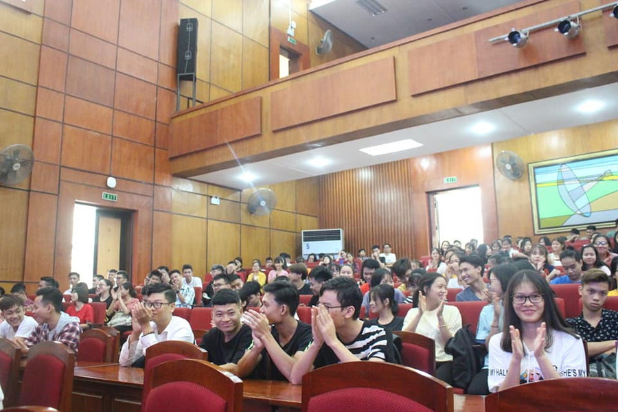 Sinh viên hào hứng với buổi chia sẻ về đề thi Toeic mới